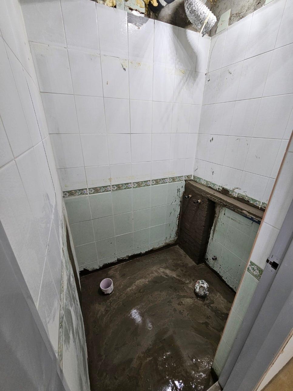 벽 타일과 일부 설비가 보이는 작업 과정