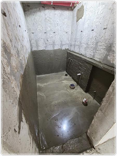 배관 설비가 노출된 타일 시공 전의 기초 공간