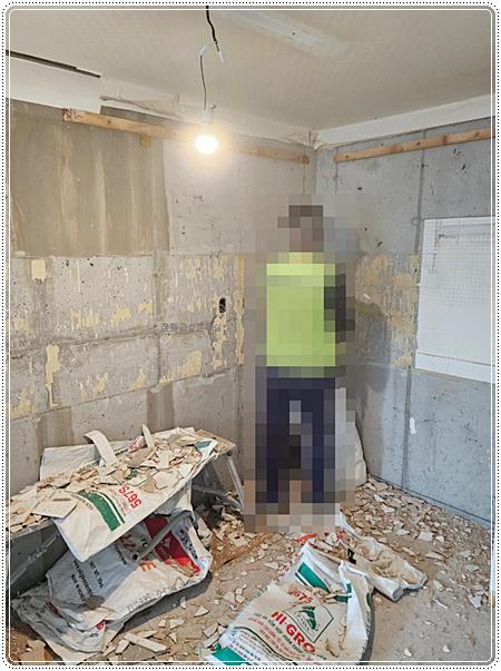 건축 자재가 흩어진 철거 현장