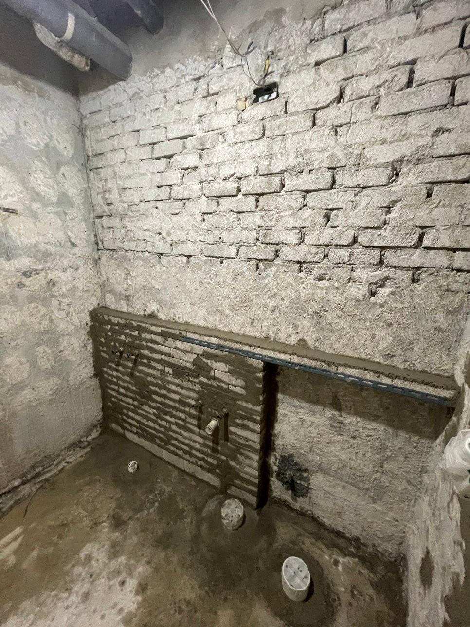 흰색 벽돌과 철근 구조물이 보이는 공사 현장