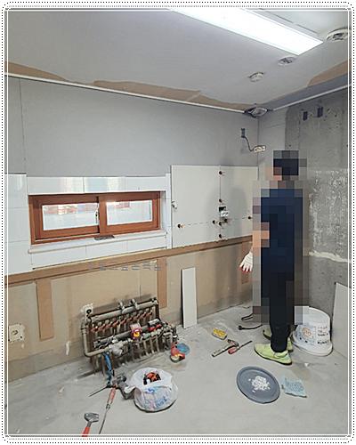 벽면 정리를 진행 중인 도배 공정