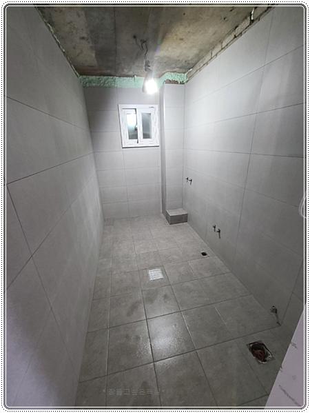 바닥 타일의 단차를 맞추며 시공하는 과정