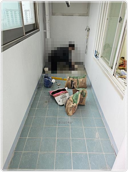 바닥면 작업 중인 공간에 놓인 도구들