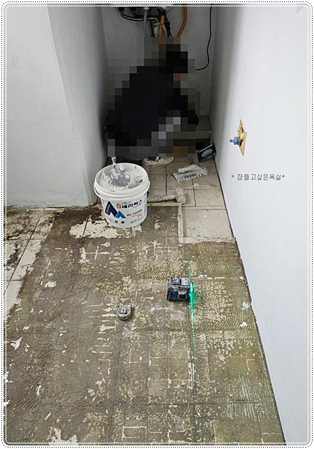 바닥에서 구동 중인 소형 기기와 도구의 모습