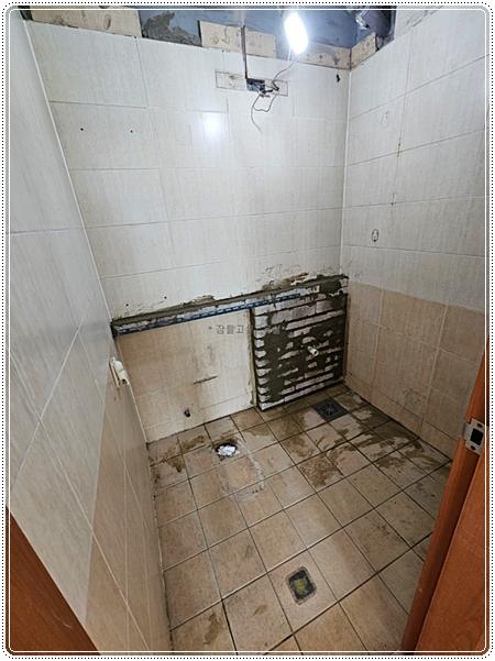 벽 타일과 설비가 보이는 시공 과정