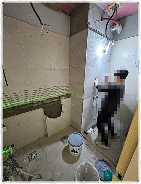 벽 타일 마감과 설비 배치가 진행 중인 모습