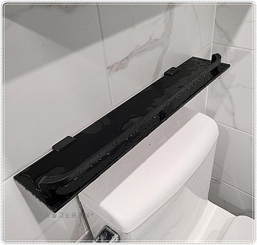 블랙 포인트 액세서리가 설치된 욕실 내부