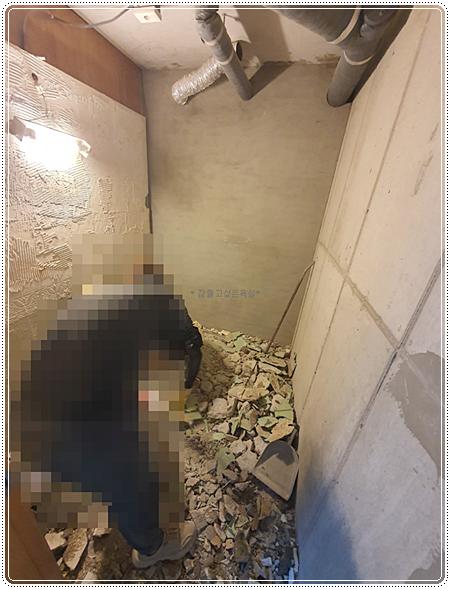 배관이 노출된 초기 철거 현장