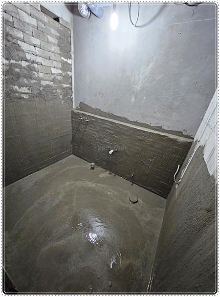 일부 타일 부착과 전선 노출 상태