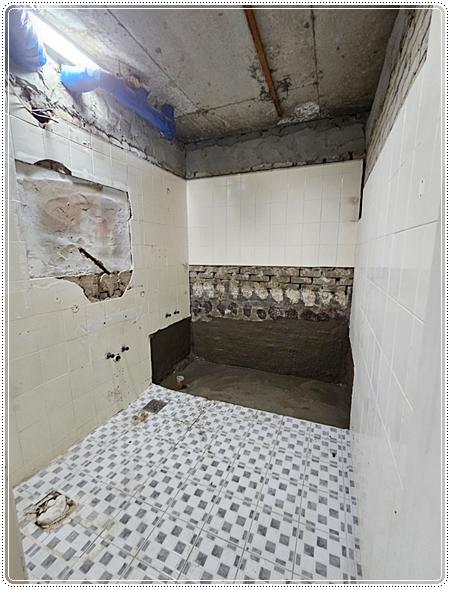 레이저 수평기로 위치를 잡으며 타일을 붙이는 시공 과정