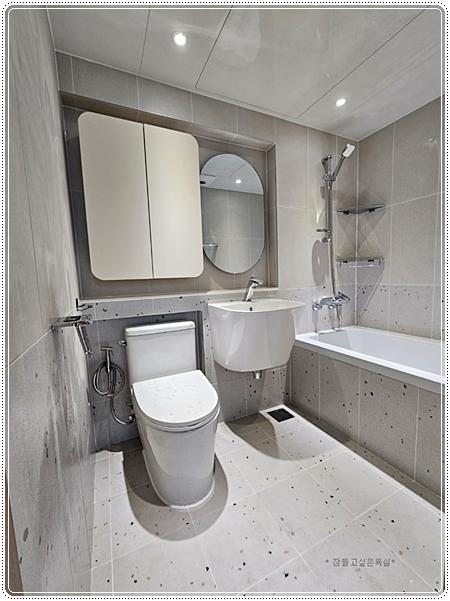 밝은 분위기로 시공된 안방 욕실의 모습