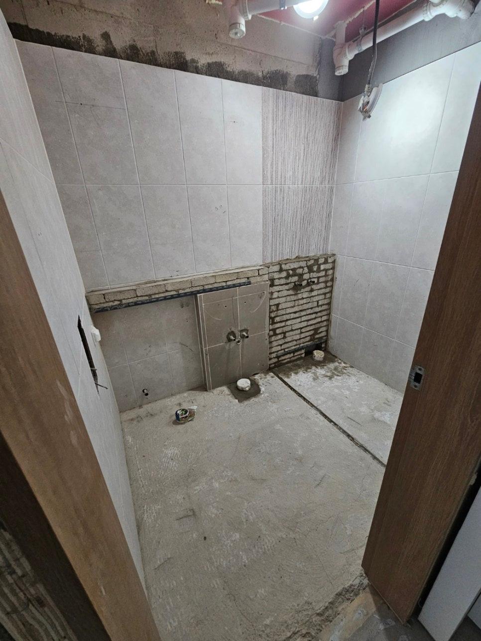 배관 점검과 벽면 기초 작업이 진행 중인 모습