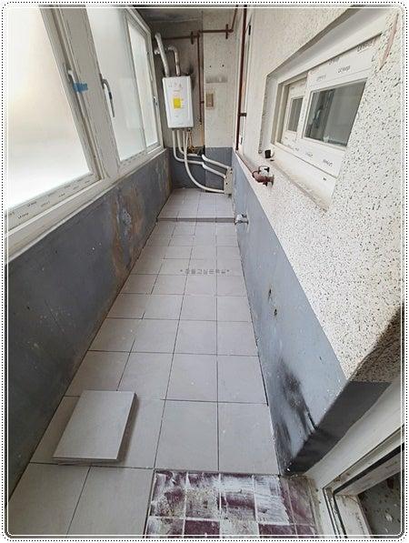상하부 마감이 다른 흰색 타일 시공 과정