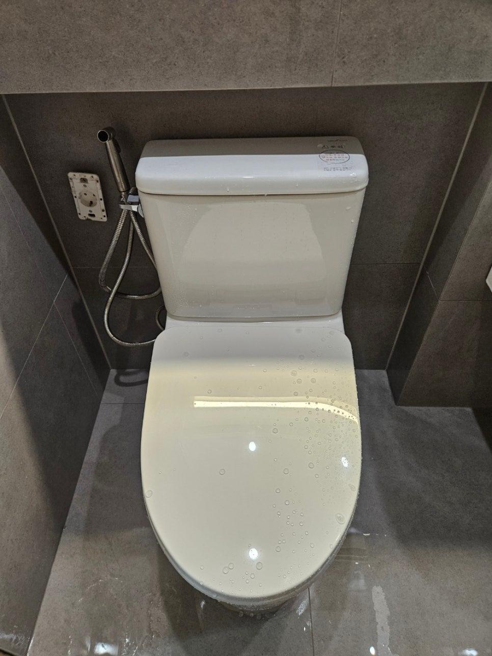 세면대와 샤워기가 배치된 안방 욕실 시공 중