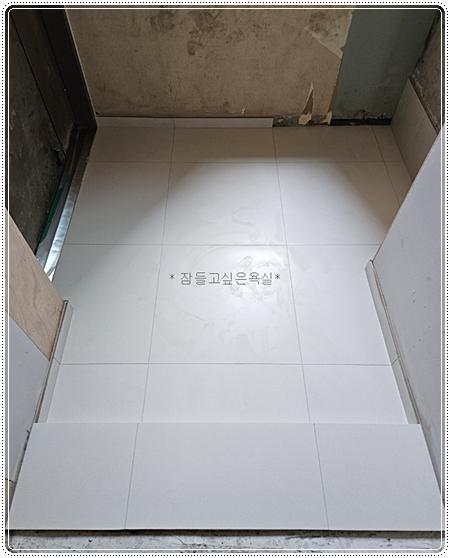 흰색 타일 바닥이 시공된 공간의 모습