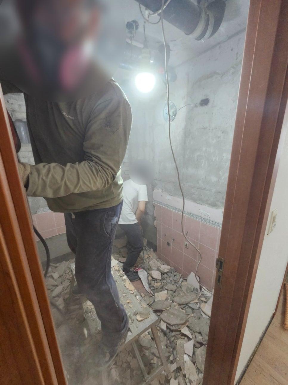 기존 구조를 모두 걷어내는 철거 작업 단계