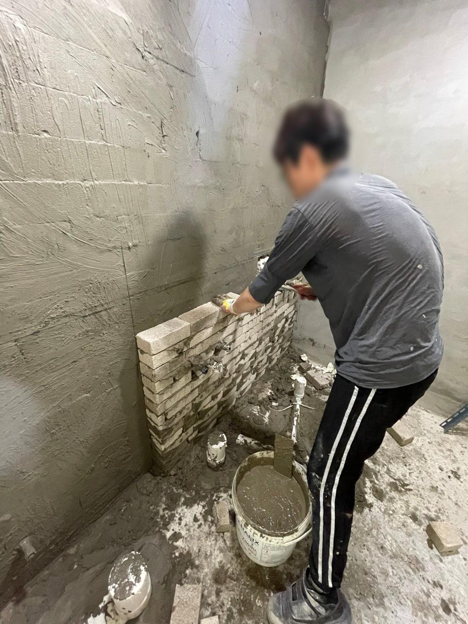 벽돌을 쌓아 조적벽을 만드는 작업 과정