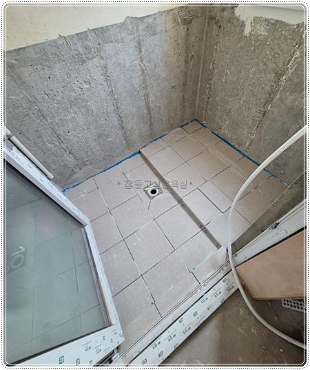 욕실 바닥 타일 시공 근접 장면