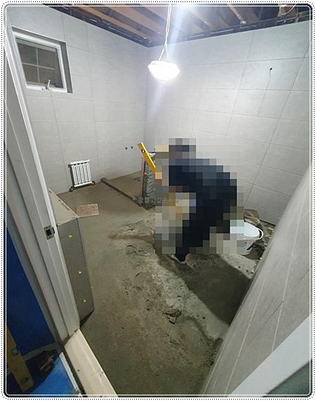 벽면 타일과 천장 마감이 진행 중인 내부