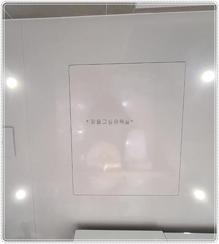 흰색 패널이 부착된 실내 벽면
