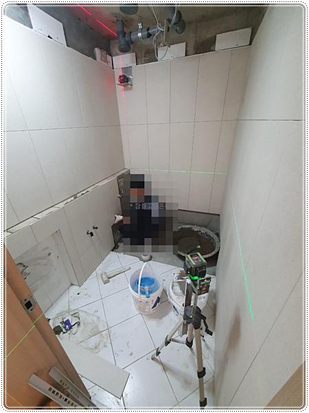 벽 타일과 일부 설비가 노출된 작업 장면