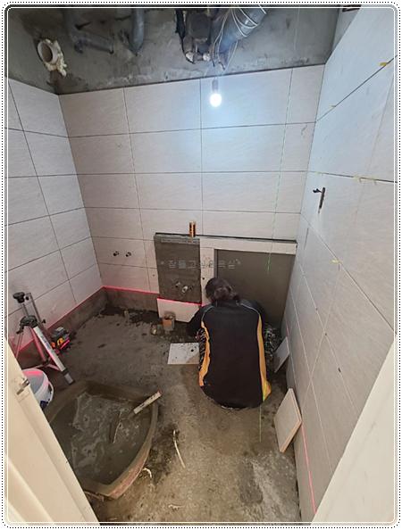 줄눈의 간격이 일정하게 잡힌 벽 타일 시공 장면