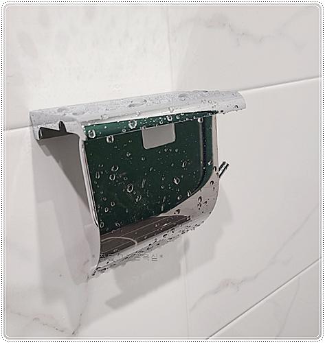 매립 전등과 설비가 설치된 욕실의 일부