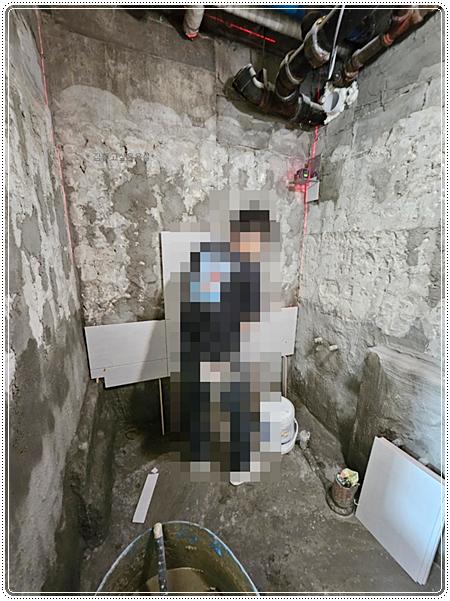 마감 작업을 위해 준비된 도구들과 시공 장면