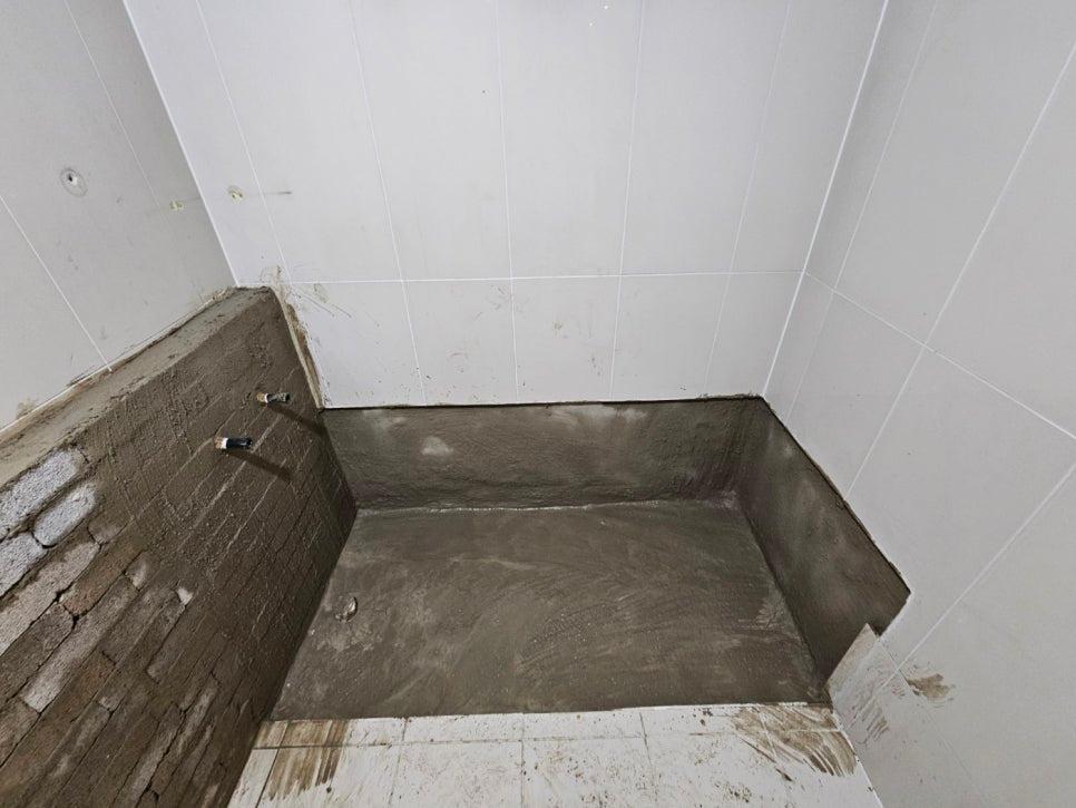 노출된 벽돌과 파이프가 보이는 주방 벽면