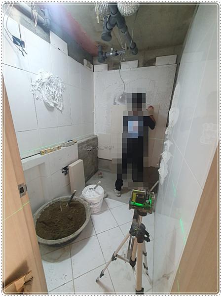 벽 타일 시공이 진행 중인 욕실 내부