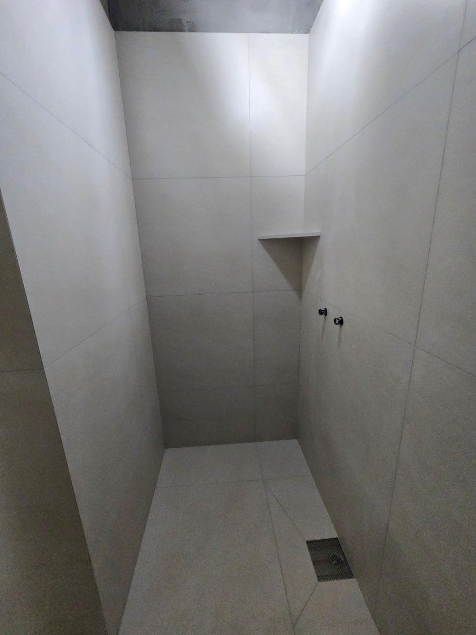 간접조명이 은은하게 빛나는 완성된 욕실 공간