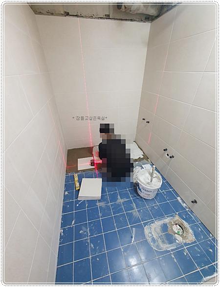 벽 타일을 부착하고 있는 모습