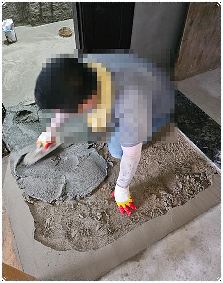 바닥면을 고르게 펴는 미장 작업 과정