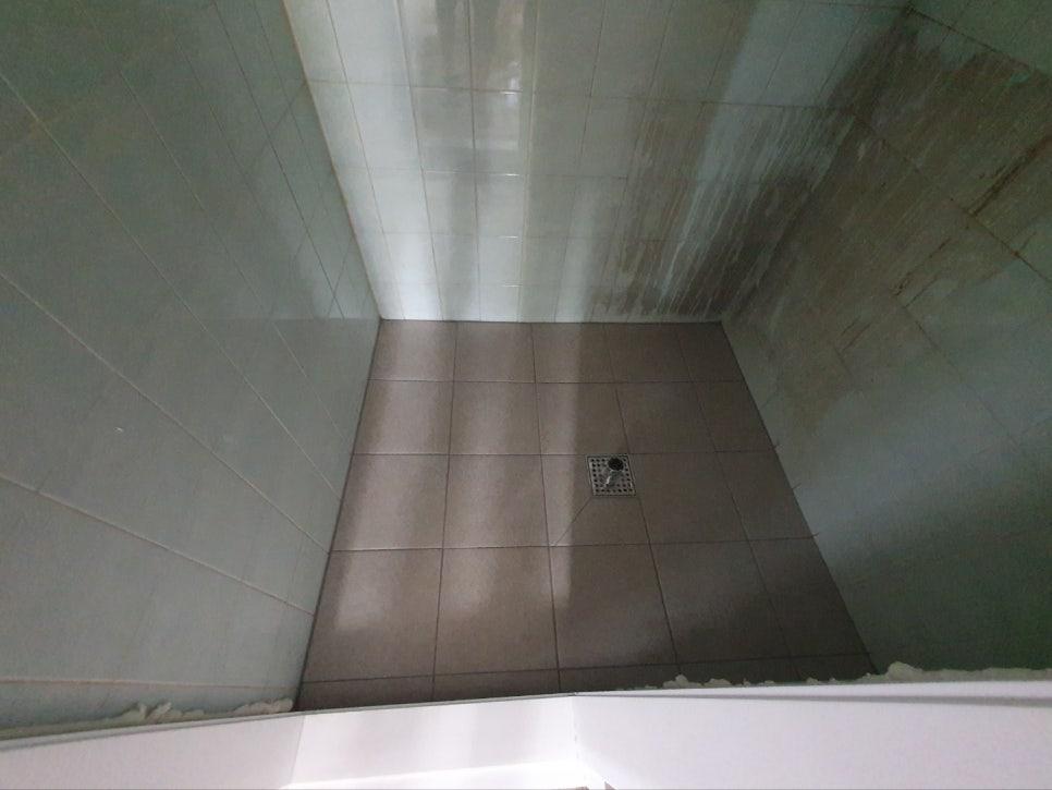 물구배를 잡고 있는 욕실 바닥 근접 모습