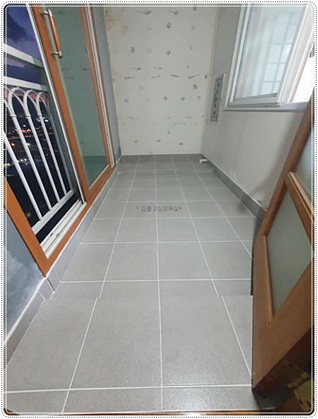 벽지 흠집이 보이는 복도 공간의 시공 전 모습