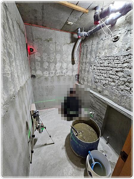 레이저 수평기로 타일 기준선을 잡는 과정
