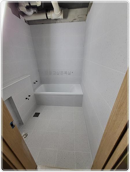 설치 후 조적 작업이 진행 중인 욕조 부분