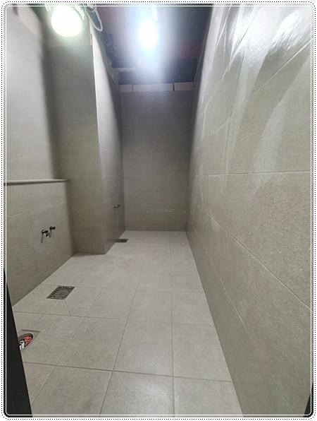 바닥 배수구가 확인되는 타일 마감 공간