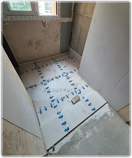 파란색 쿠사비 부품으로 타일 간격을 고정하는 과정
