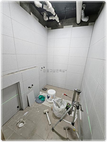 메지 작업이 진행 중인 벽 타일의 상세 장면