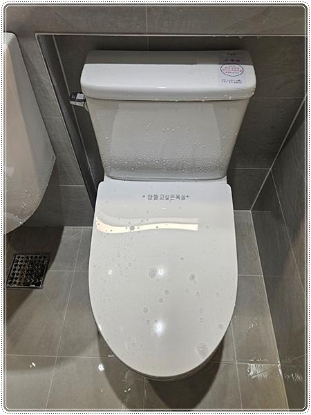 양변기가 설치되고 있는 시공 과정