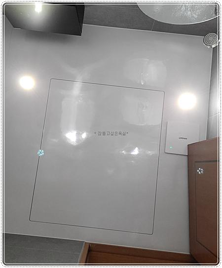 라운드 조명과 나무색 수납장이 있는 실내