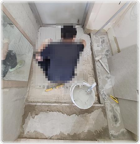 수공구로 타일의 수평과 단차를 조정하는 모습
