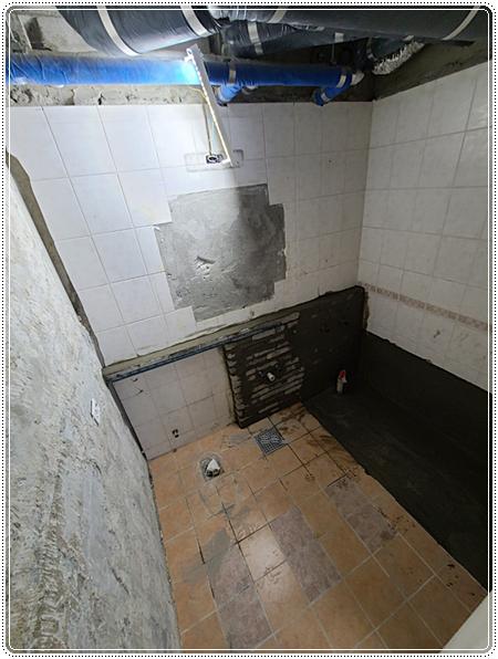 벽돌 조적 작업과 타일 시공이 진행 중인 욕실 내부
