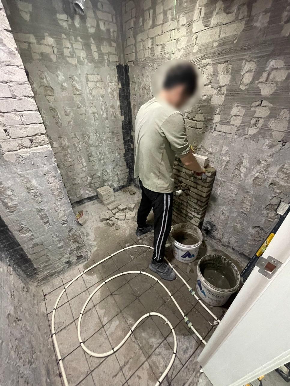 흰색 배관과 철근망이 설치된 바닥면