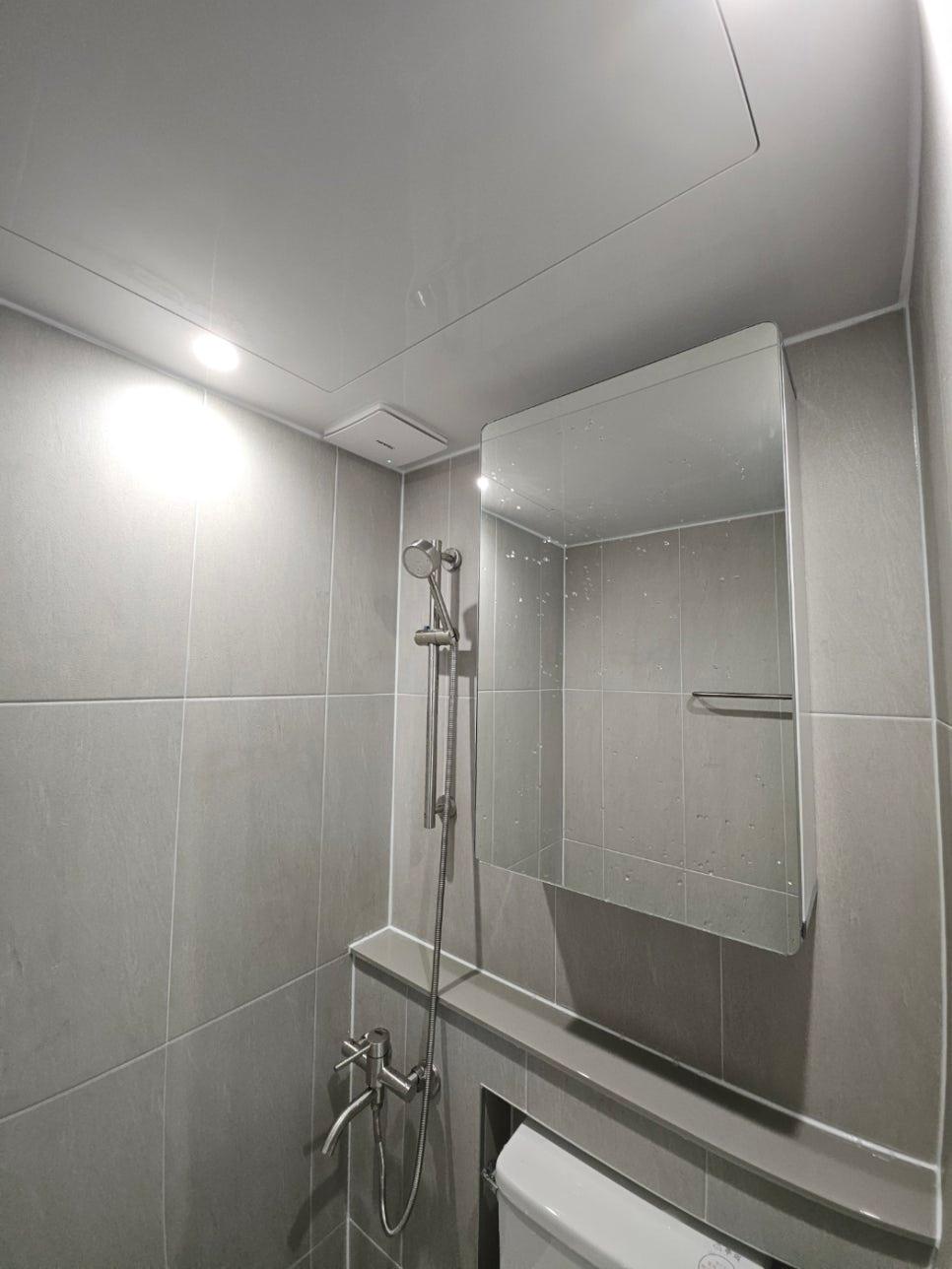 샤워 설비와 거울이 보이는 세부 장면