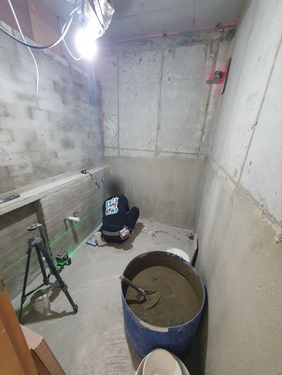 레이저 라인과 블루 탱크가 놓인 작업 현장