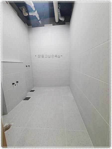 천장 돔 설치 후 사각 점검구가 보이는 모습