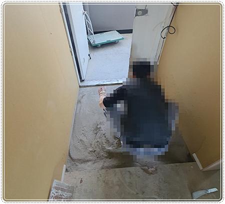 바닥면의 철거와 정리가 진행 중인 공사 과정
