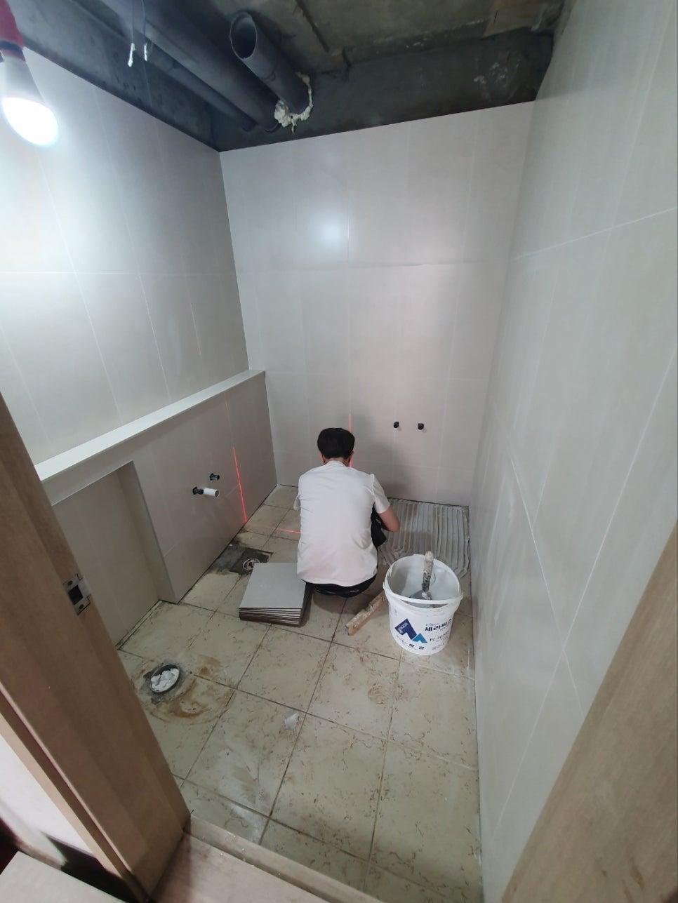 양변기 설치를 위해 정비 중인 욕실 내부
